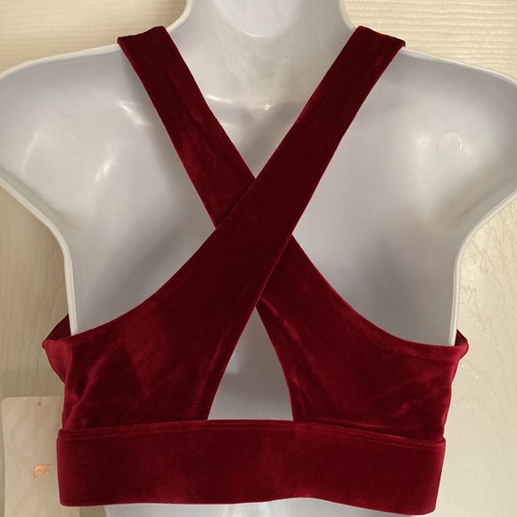 Fabletics Oasis Twist Front Sports Bra Velour Cherry Burst Red Medium NWT - Picture 6 of 8